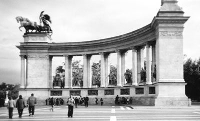 The statues between the columns in Heroes Square feature Hungarian leaders.