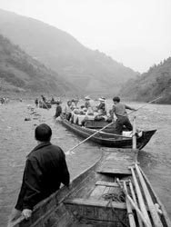 Tujia boatmen provide a traditional sampan experience for the ship’s passengers.