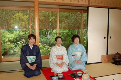 The tea master (center) with her assistants in Kakegawa Castle’s teahouse.