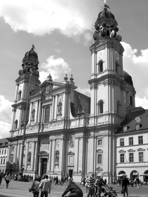Munich’s Theatinerkirche (church), built 1663-1675 according to plans by Italian architects, overlooks the busy Odeonsplatz (square).