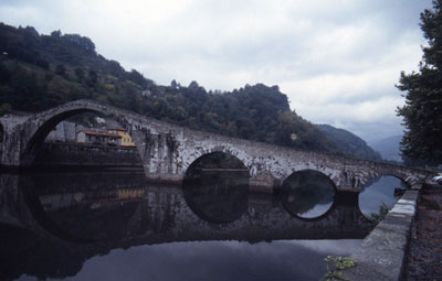 Above and at left: The Ponte della Maddalena at Borgo a Mozzano, Italy. Photos: Finerman