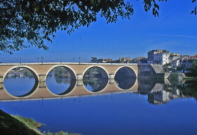 Bridge over the Dordogne River in Bergerac, France. Photo: Lowe