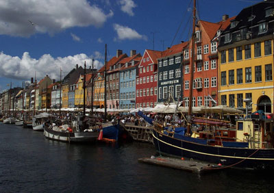 18th-century houses, now<br />
mostly shops and restaurants — Nyhavn, Copenhagen, Denmark.