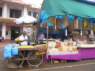 Street vendors on the road between Adimali and Munnar.