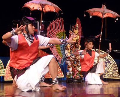 The Amsterdam’s Indonesian crew performed a warrior dance on board.