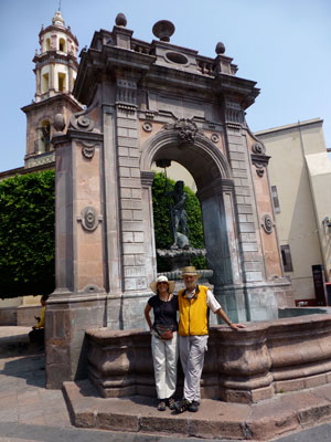 Nili and Jerry at the Fountain of Neptune in Querétaro.