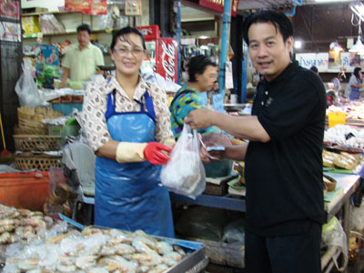 Chef Worawut (right) with tiger prawns in Chatchai market — Hua Hin. Photos by Sandra Scott