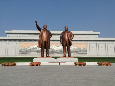 The Mansudae Grand Monument, with bronze statues of former<br />
leaders Kim Il-sung and Kim Jong-il.