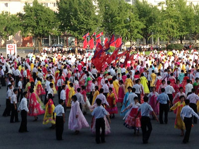 North Koreaans dancing en masse during the Victory Day celebration.