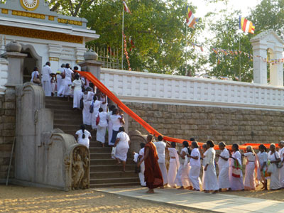 Women carrying cloth to redecorate the Ruwanweli Pagoda at Anuradhapura, Sri Lanka. Photo by Nili Olay