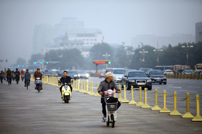 Commuters live with the smog in Beijing, China. Photo: ©bizoon/123fr.com