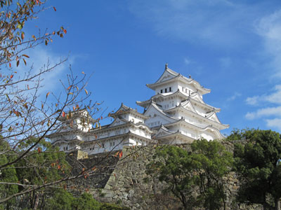 Himeji Castle’s tenshu (main tower) is on the right.