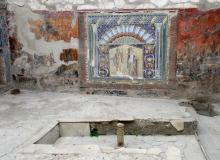 Glass paste mosaic flanked by frescoes in Casa di Nettuno e Anfitrite — Herculaneum.