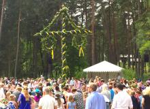 People danced around the maypole, in Karlstad’s Mariebergsskogen, during Midsummer festival. Photo by Karen Stensgaard