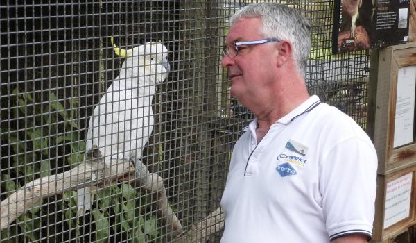 Jim, our driver/guide in Tasmania, chatted with Fred, a 105-year-old cockatoo at the Bonorong Wildlife Sanctuary near Hobart. Photo by Pat Hines