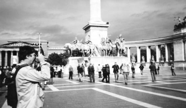 The statues between the columns in Heroes Square feature Hungarian leaders.