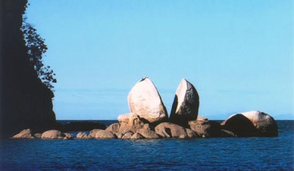 Split Apple Rock, just off of Kaiteriteri Beach in Abel Tasman National Park, So