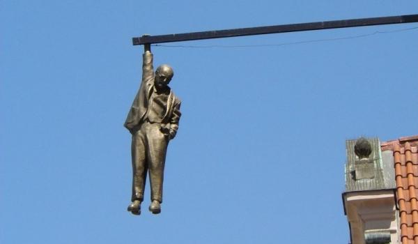 David Cerny’s sculpture “Man Hanging Out”