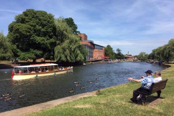 The River Avon goes through the heart of Stratford-upon-Avon; visitors can enjoy a pleasant park and the Royal Shakespeare Theatre along its banks.