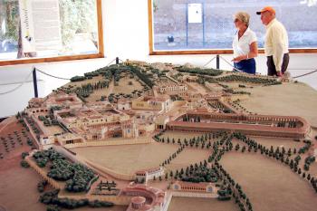 A model of Hadrian’s Villa helps visitors appreciate the vastness of the complex, much of which is now rubble. Photo by Rick Steves