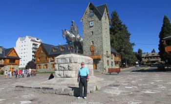 Marv Feldman standing outside Bariloche’s Centro Civico.