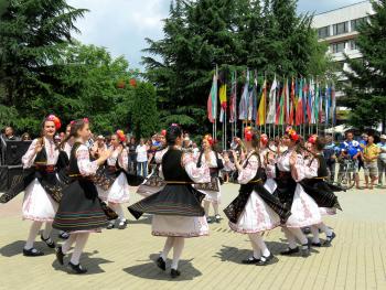 A folk dance performance at Kazanlâk’s annual Rose Festival.