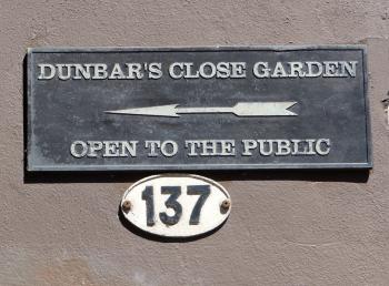 Directional sign at the close's entry — Edinburgh, Scotland.