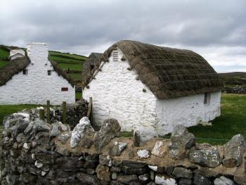 White houses with thatched roofs at Cregneash.