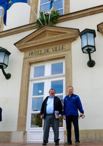 Brothers Glenn and Bob Schmidt in front of Luxembourg City’s Hôtel de ville.