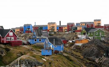 View of some of the houses of Ulukhaktok — Northwest Territories, Canada.