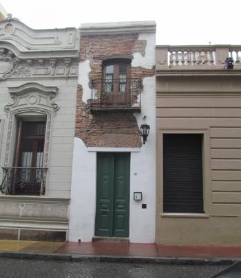 Façade of the diminutive Casa Mínima.