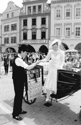 Iveta Krobotova steps from a horse-drawn carriage in Prague’s Old Town Square on her way to wed Jason Glavish.