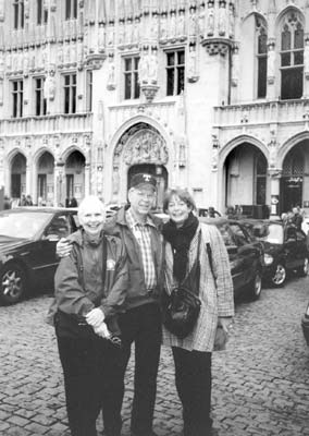 Jo Emily Prochnow and Harold Prochnow with GCT tour director Louise Sweers in front of the Town Hall on Brussels’ Grand’Place.