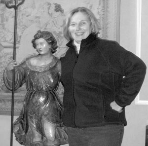 Judy poses with a statue of a woman in the hotel lobby in Madrid.