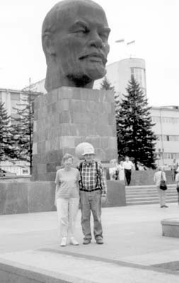 Darlene and Wayne Schild by a sculpture of Lenin in Ulan-Ude.