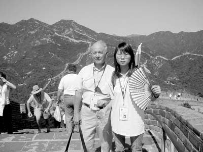 Here I am with Ms. Lina Chen at the Badalin site of the Great Wall of China. She learned Esperanto in college and today works as an announcer and translator (Chinese to Esperanto) for China Radio International (http://es.chinabroadcast.cn).