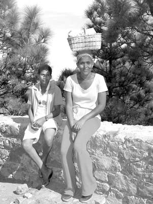 Mother and son pose for travelers — Santo Antão.