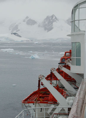 Cruising along the Antarctic Peninsula aboard Voyages of Discovery’s MV Discovery. Photo by Debi Shank, ITN