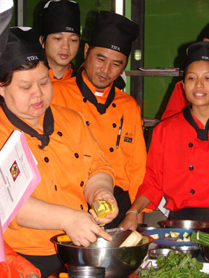 Chef Hoon, one of Chef Yingsak ’s teaching chefs, giving instructions. Photo: Sandra Scott
