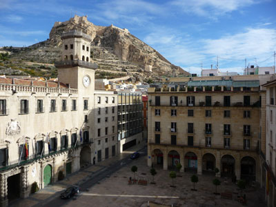 Mount Benacantil, which can be seen from all over Alicante, provides the background for City Hall and the Plaza Ayuntamiento.