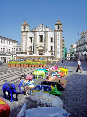 The church Santo Antão, dating to 1557, stands in Évora’s Praça do Giraldo. The pigs are painted by locals and auctioned off for charity once a year. Photos: Keck
