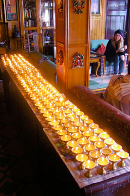 Votive candles in the hallway in Dekeling Resort & Hotel. Photo: Holt