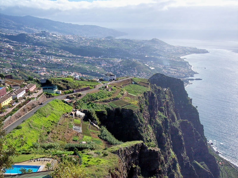 One can see a magnificent coastal panorama from the viewing platform at Cape Girão on Madeira.