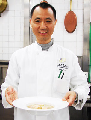 Chef John with Shrimp & Rice Vermicelli Soup.