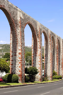 The nearly 4,200-foot-long and up to 75-foot-tall aqueduct in Santiago de Querétaro, Querétaro, Mexico, built 1726-38, is still virtually intact but no longer transports water from mountain springs. Photo ©Bryan Busovicki/123rf.com<br />
