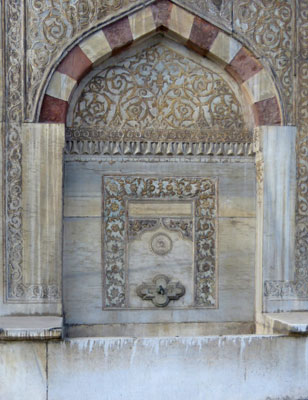 Sultan Ahmet III’s rococo fountain is decorated with ornate tiles and gilded designs.<br />
