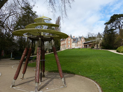 A replica of da Vinci’s helicopter design, with Château du Clos Lucé in the background.<br />
