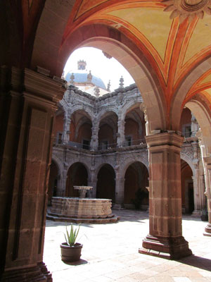 Courtyard of the Museo de Arte de Querétaro in the former Augustinian monastery — Querétaro.