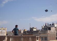 Boys and men take to the rooftops to fly their kites — Jaipur.