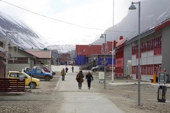 Walking along Hilmar Rekstens vei in Longyearbyen.